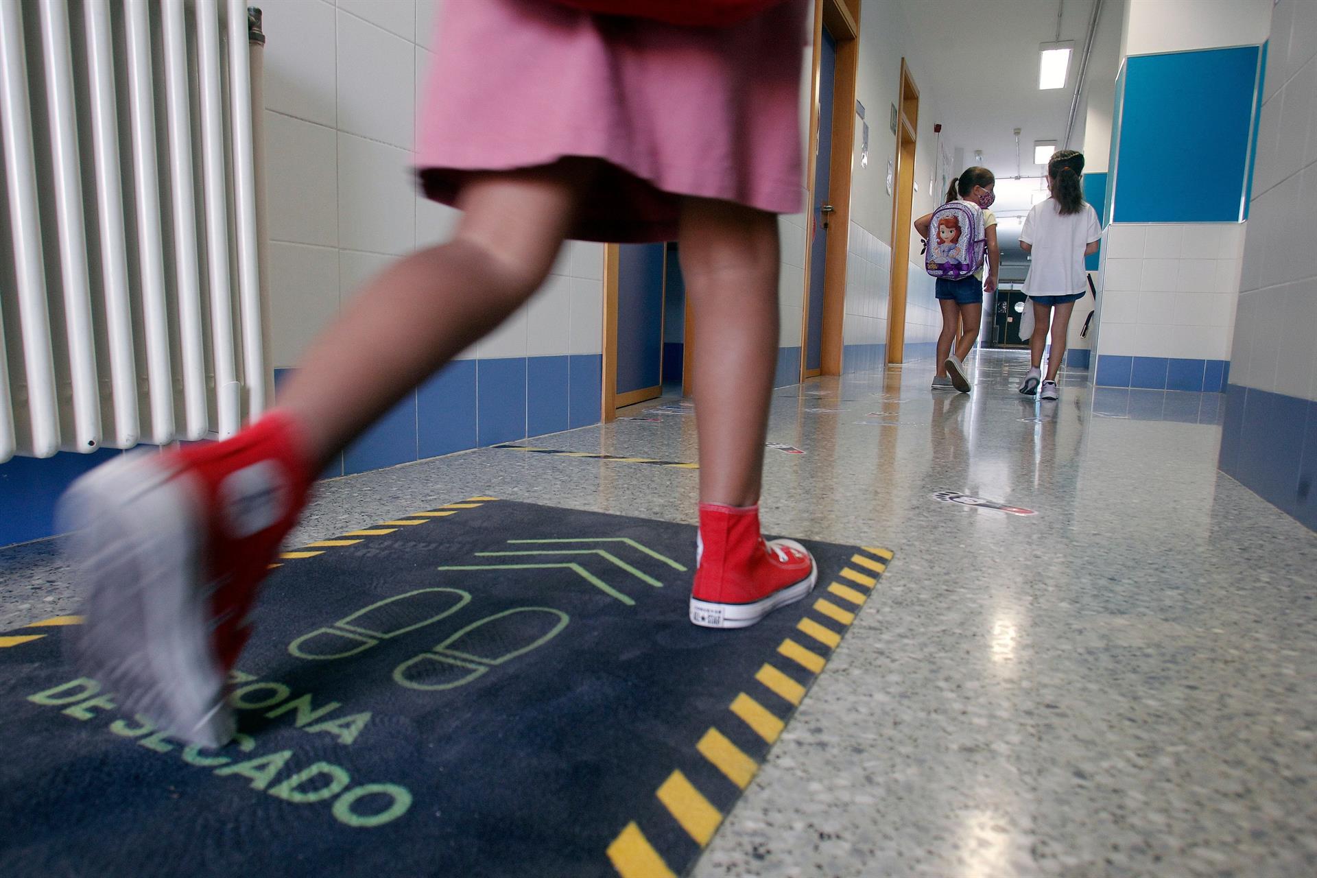 Alumnos entran a un colegio durante la pandemia