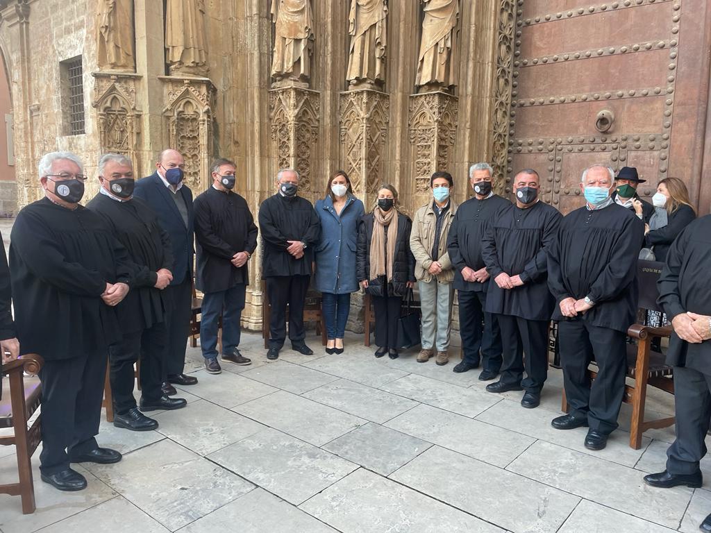 María José Català junto con los integrantes del Tribunal de las Aguas