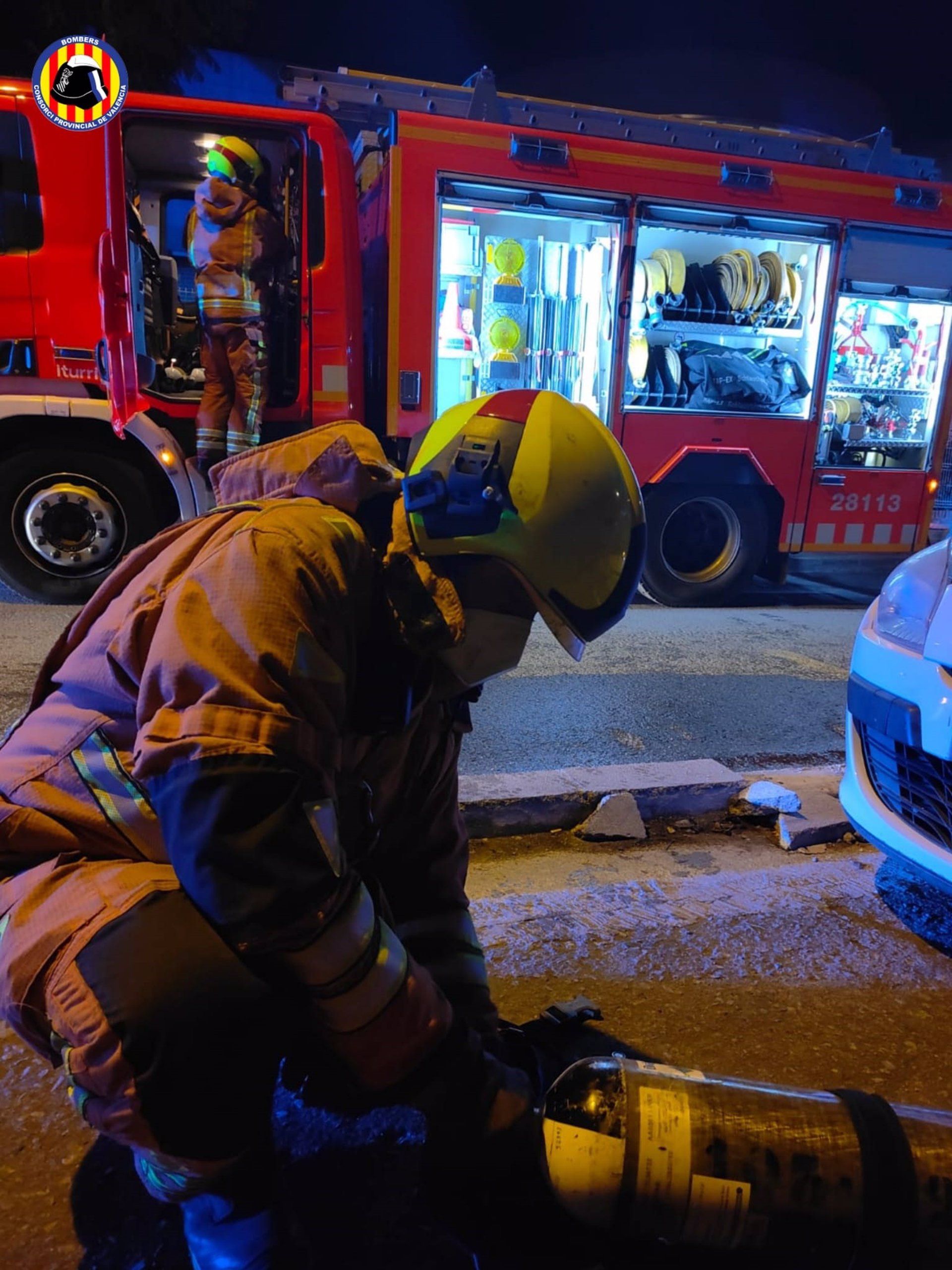Siete policías, tres miembros de Protección Civil y un guardia civil, atendidos por el incendio en residencia de Moncada