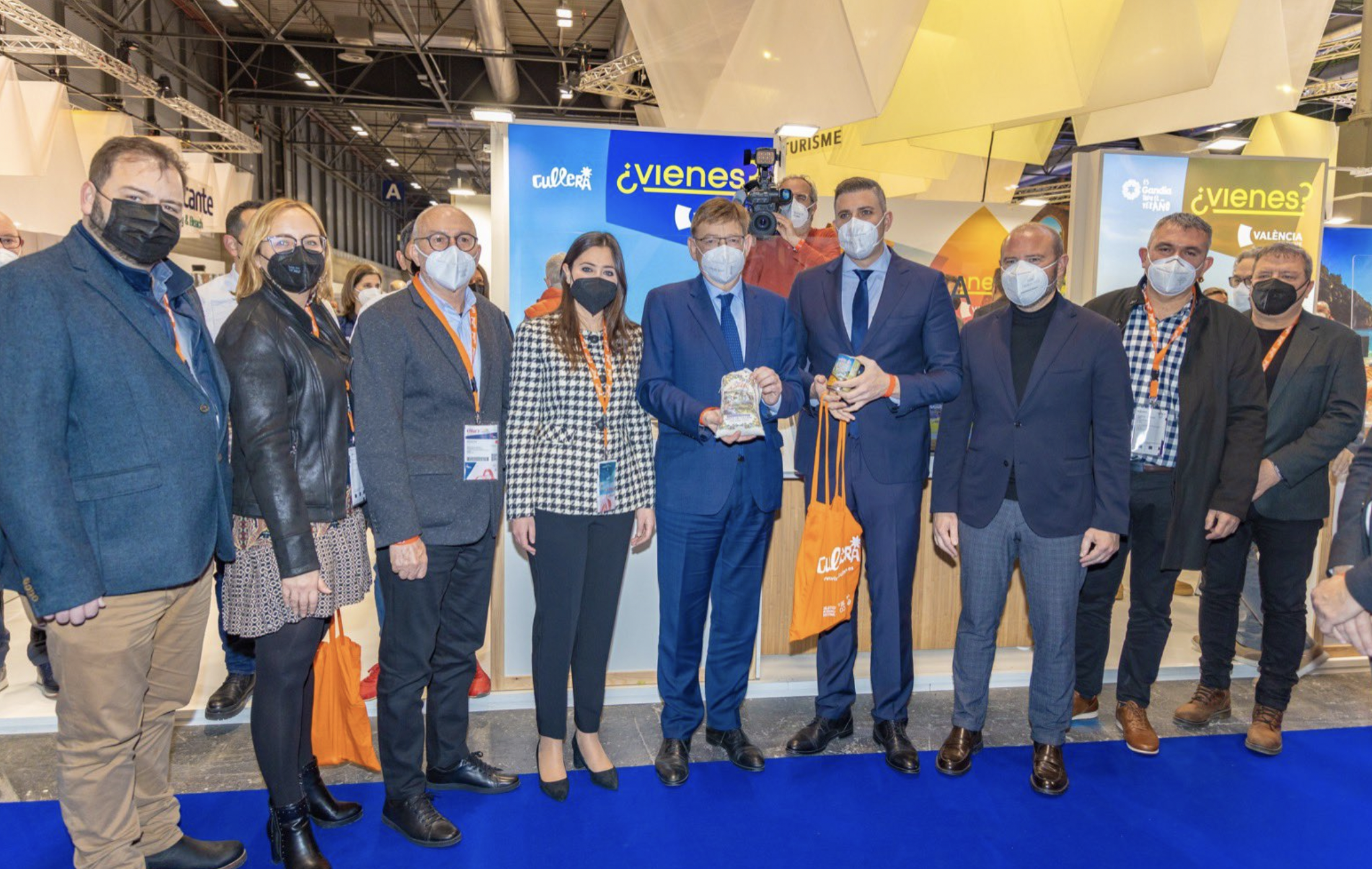 El president Ximo Puig durante su visita al estand de Cullera en Fitur 2022