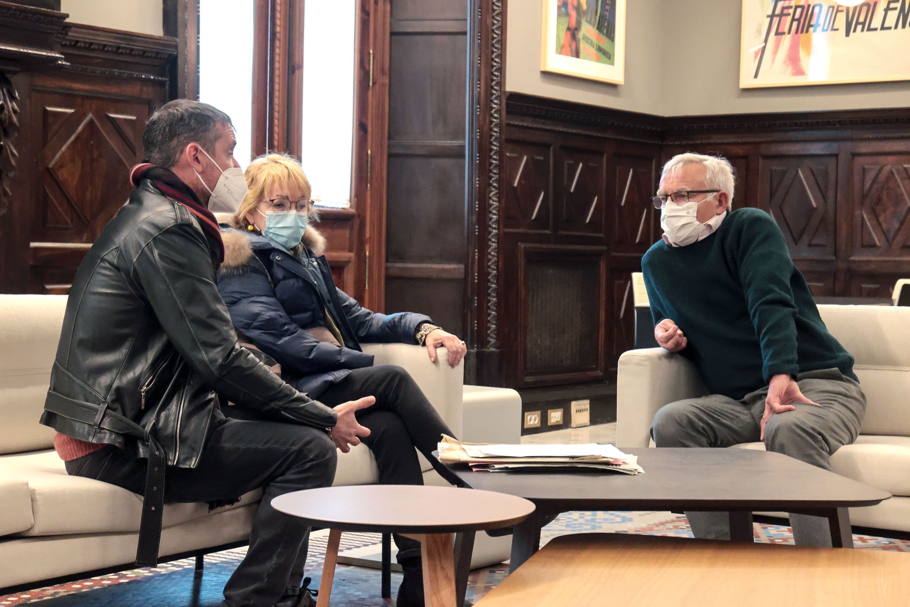 El alcalde  de València, Joan Ribó, y vecinos de Malva-rosa