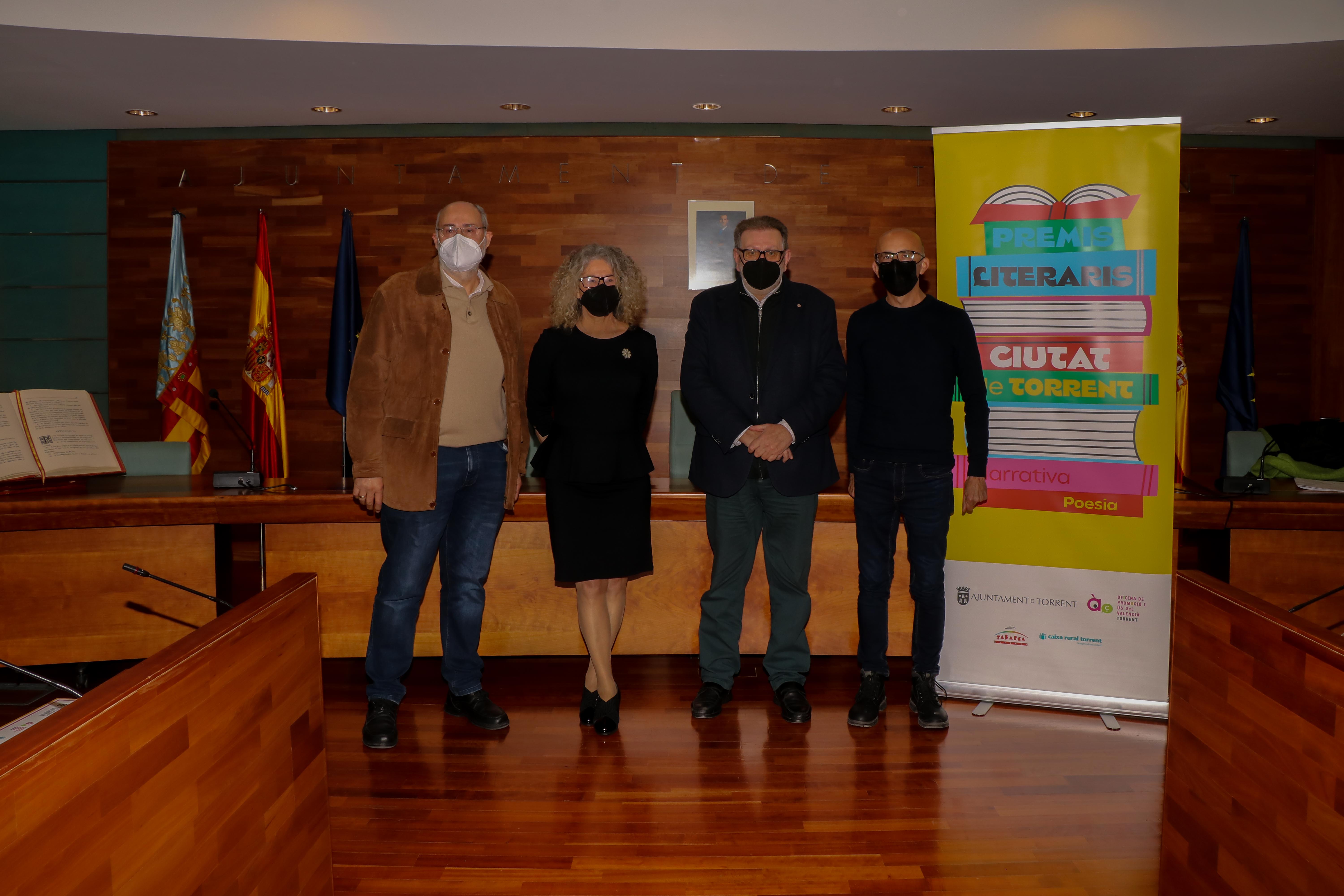 Alcalde de Torrent junto con los galardonados en los ‘Premis Literaris Ciutat de Torrent’ 