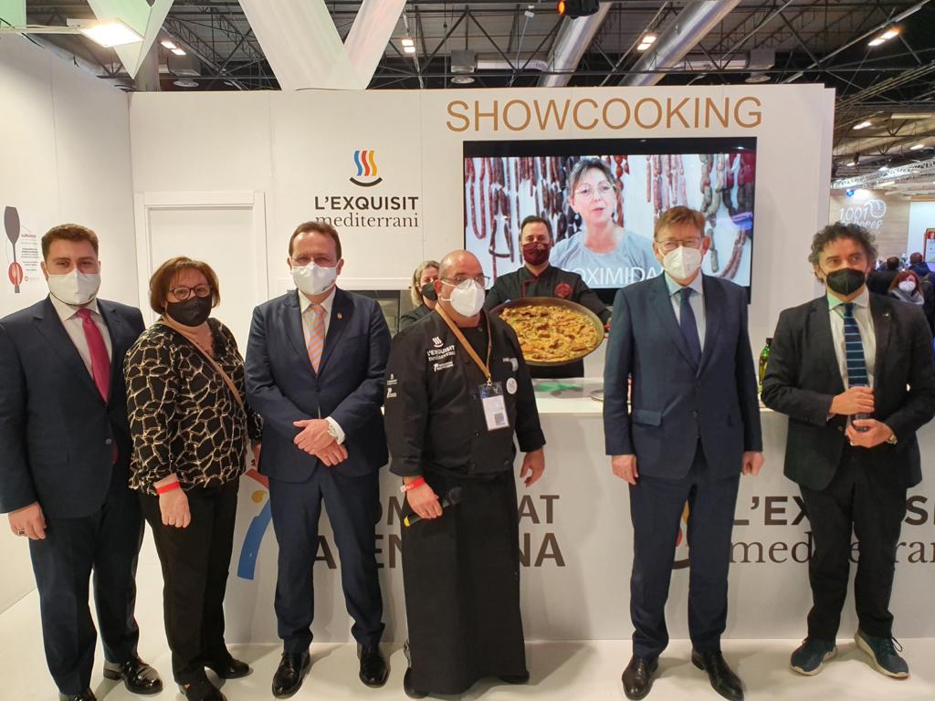 Ximo Puig y las autoridades de Sueca, en el showcooking de la paella
