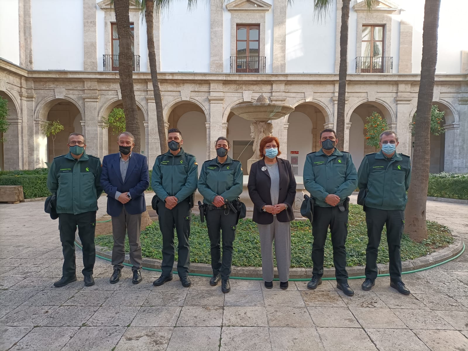 La delegada del Gobierno en la Comunitat Valenciana, Gloria Calero (c), posa junto al general jefe de la VI Zona de la Guardia Civil, Arturo Prieto (2i) y tres de los agentes que participaron en la evacuación de la residencia de Moncada,