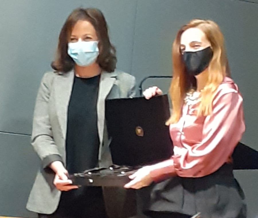 La regidora de Polítiques Inclusives, Consuelo Morató, recull un reconeixement de l'ICAV