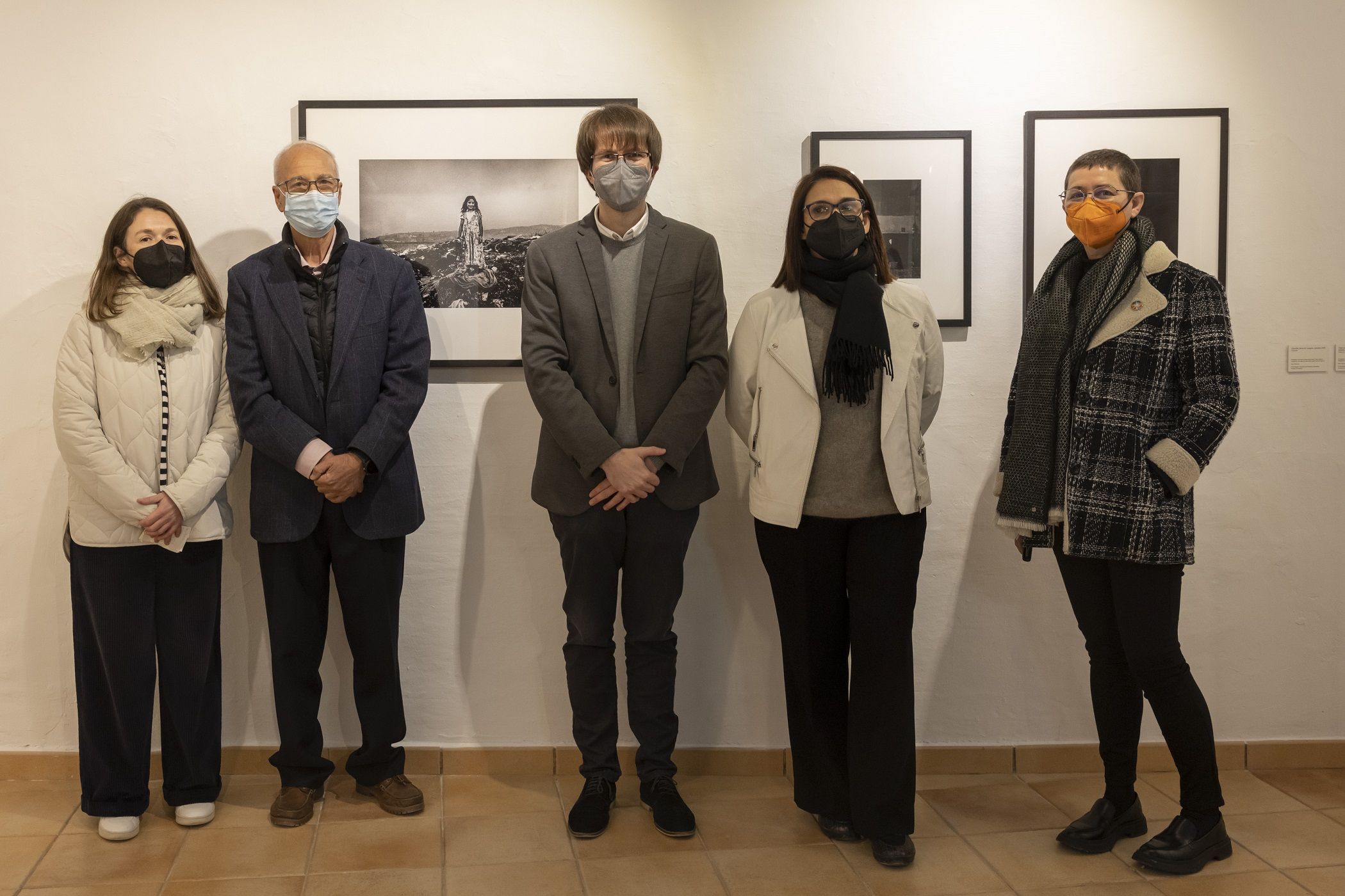 L'alcalde de Bocairent, Xavier Molina; la directora de l'IVAM, Nuria Enguita, i la comissària de la mostra, Sandra Moros