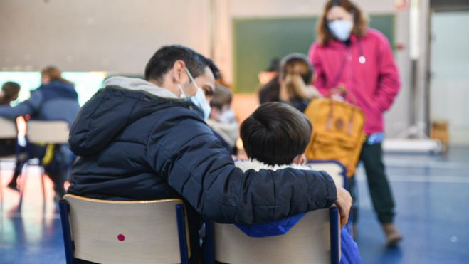 Un niño espera para recibir la vacuna contra la Covid 19