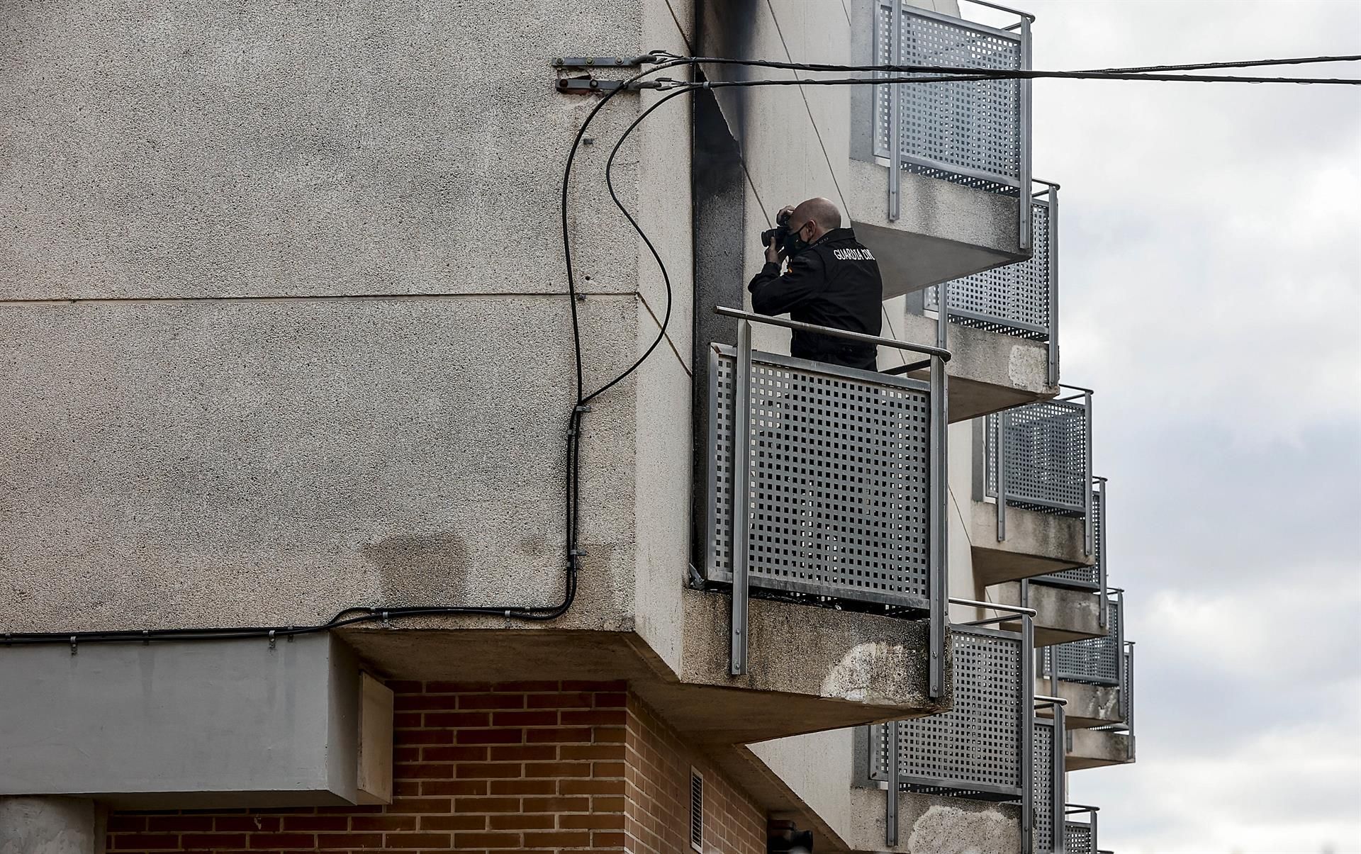 Un agent realitza fotografies de l'interior de la Residència de la Tercera Edat de Montcada