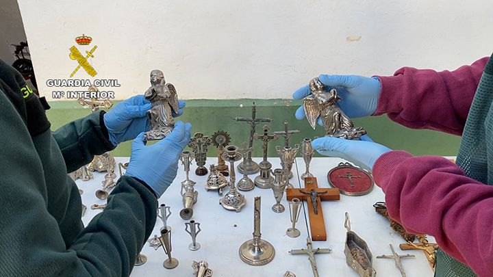 Objetos funerarios confiscados por la Guardia Civil