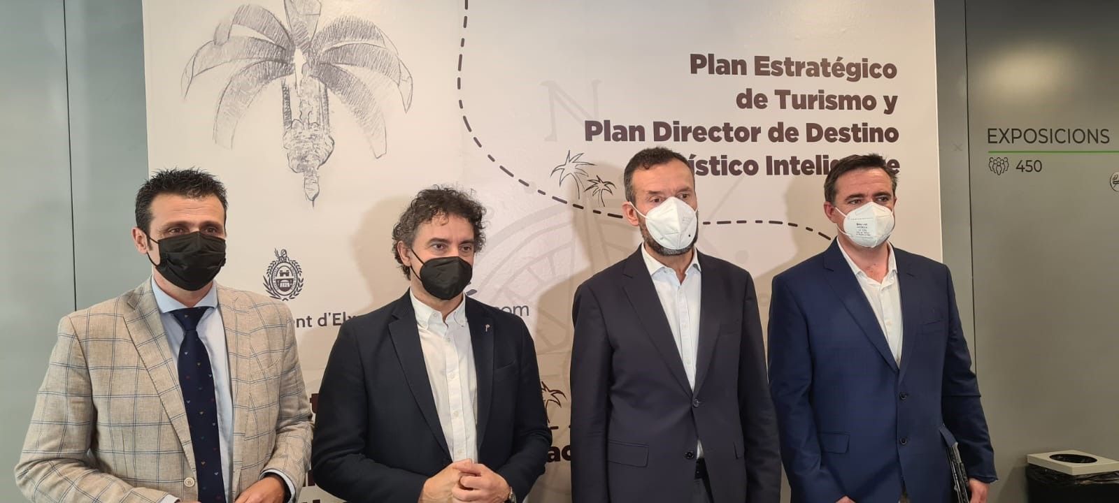 Francesc Colomer, secretari autonòmic de Turisme, al costat d'altres personalitats, durant la presentació del Pla Estratègic de Turisme i del Pla Director de Destinació Turística Intel·ligent d'Elx