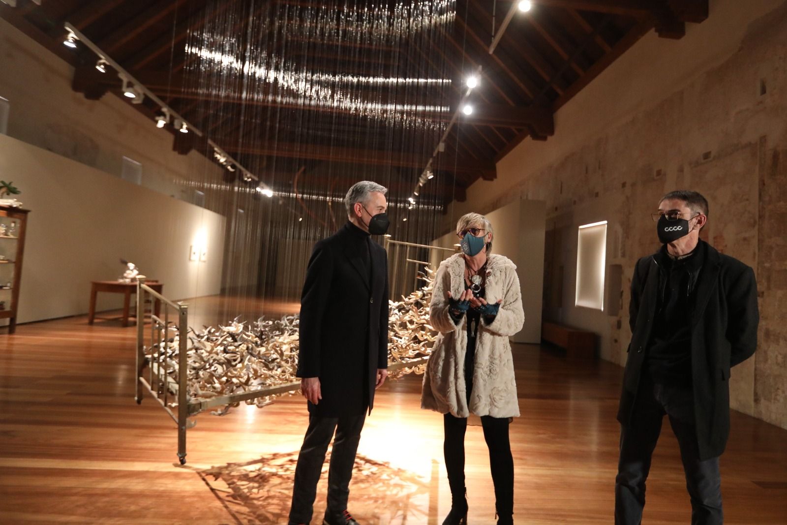 José Luis Pérez Pont, Pamen Pereira y Víctor Segrelles en la Sala Dormitori del Centre del Carme