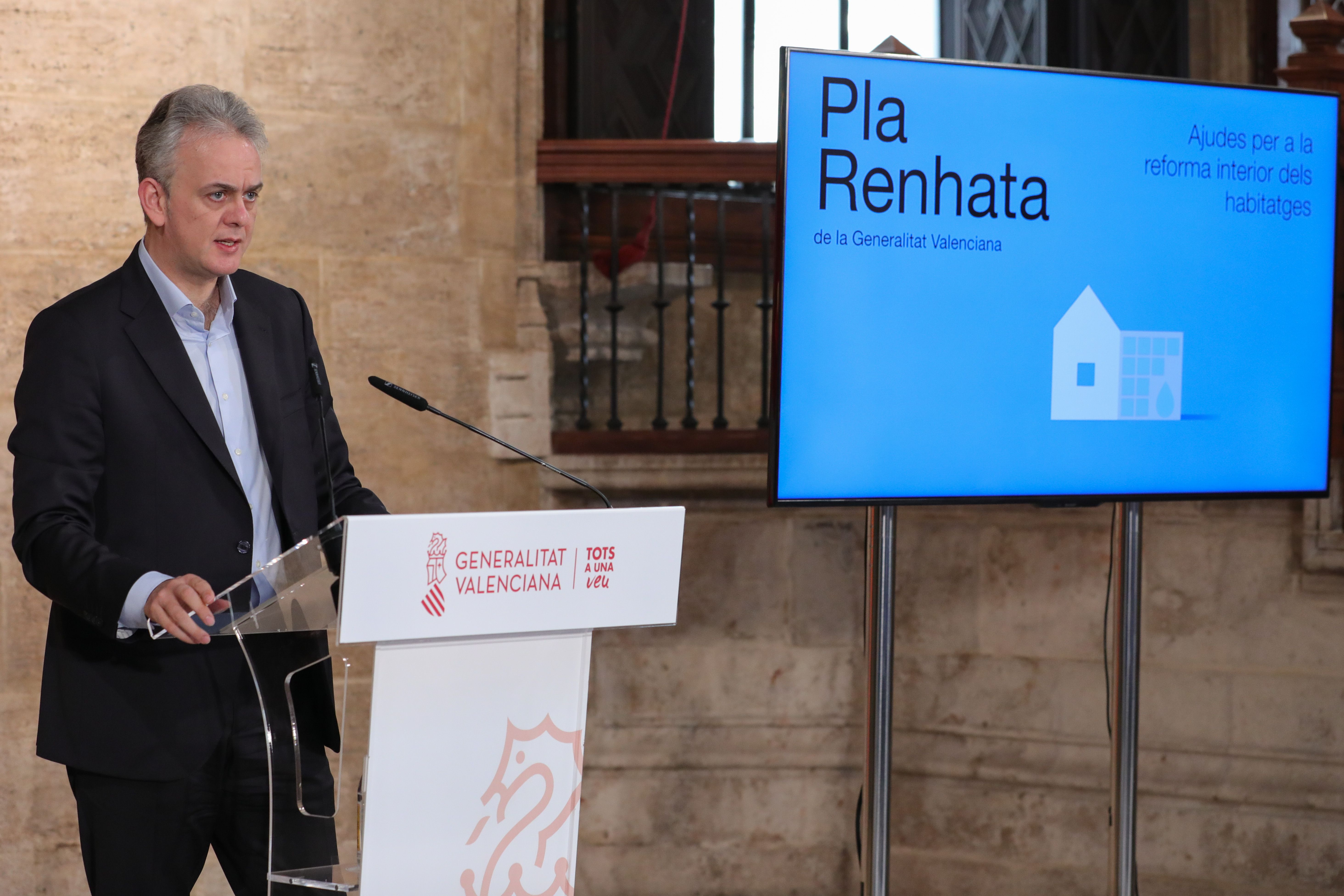 Héctor Illueca durant l'acte de presentació del Pla de Reforma Interior d'Habitatge Renhata 2022