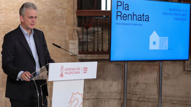 Héctor Illueca durant l'acte de presentació del Pla de Reforma Interior d'Habitatge Renhata 2022