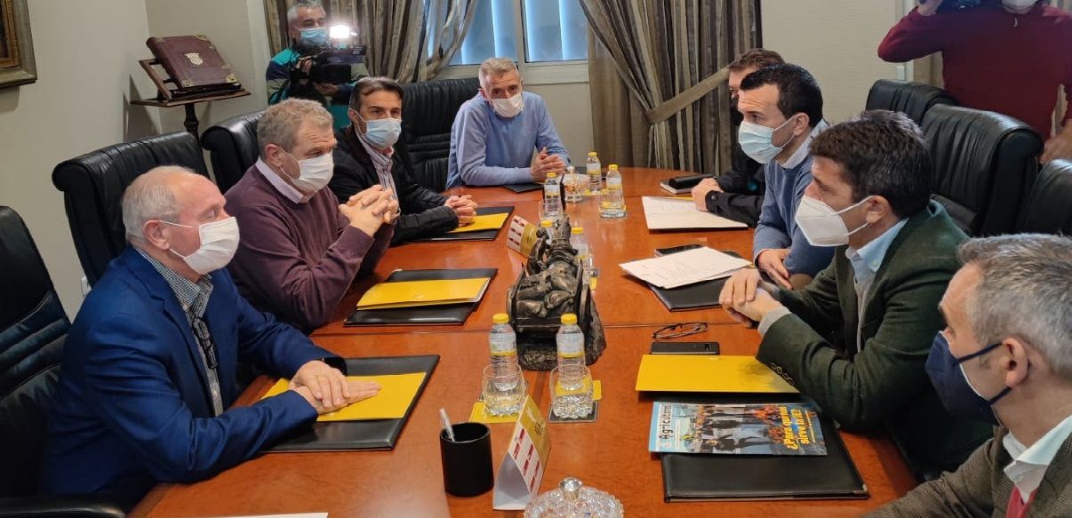 El president del PPCV, Carlos Mazón, en una reunió