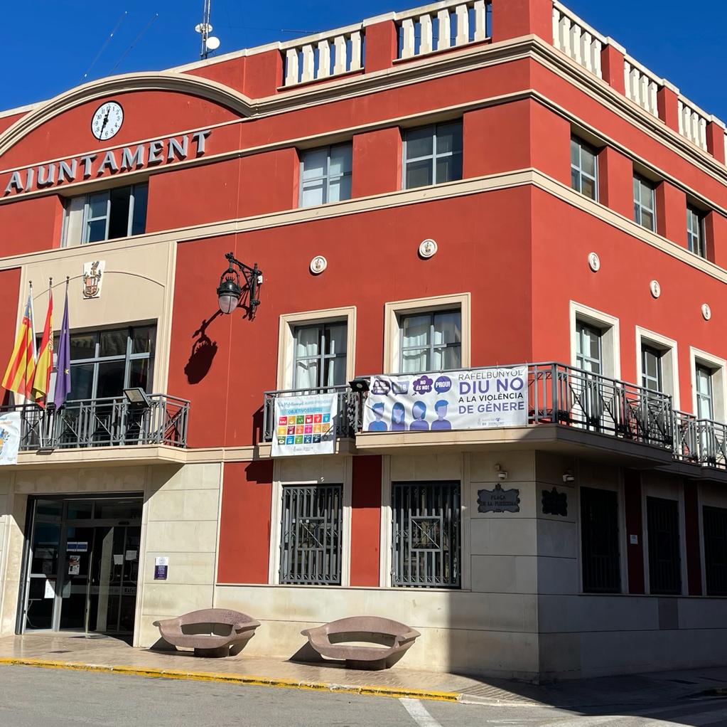 Fachada del Ayuntamiento de Rafelbunyol donde se muestra una pancarta en contra de la violencia de género