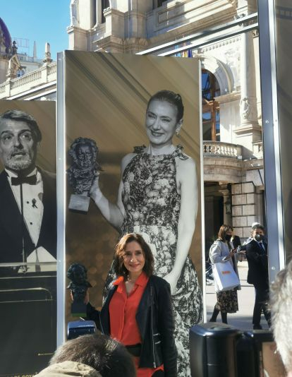 La actriz Rosana Pastor posa junto a su muestra fotográfica como ganadora de un Premio Goya