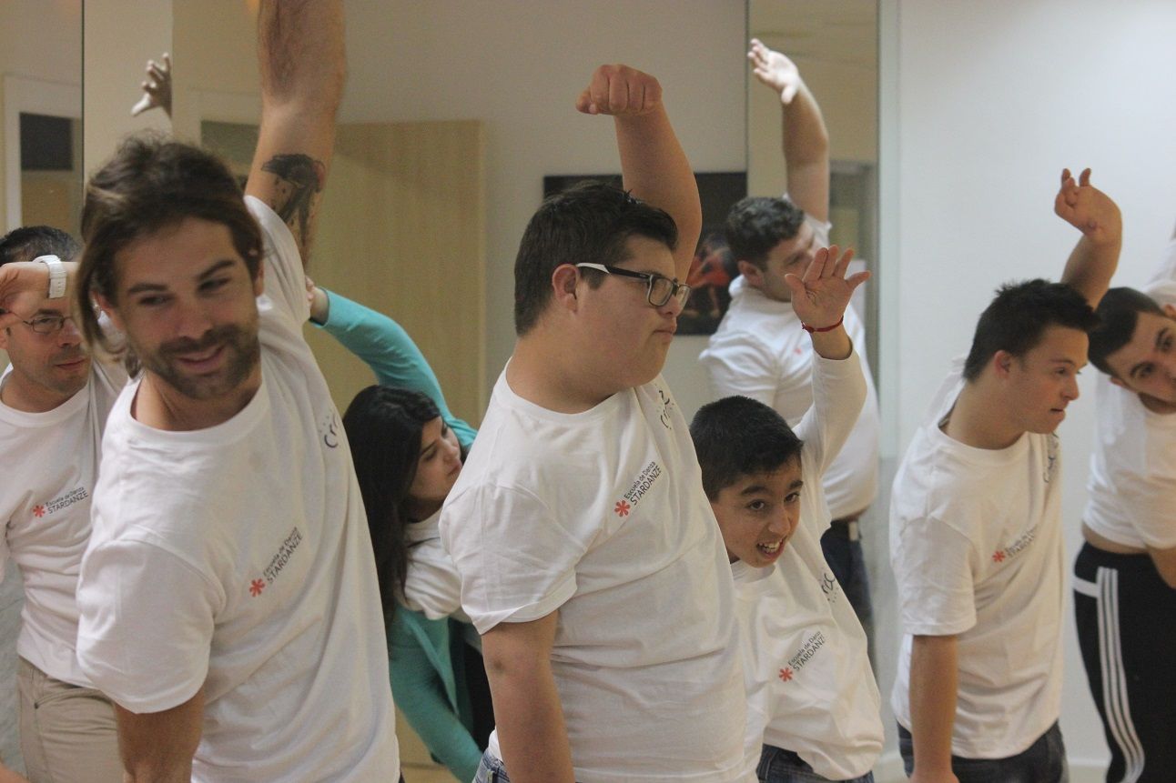 Taller de danza inclusiva organizado por Dansa València con la colaboración de Crecer en Positivo