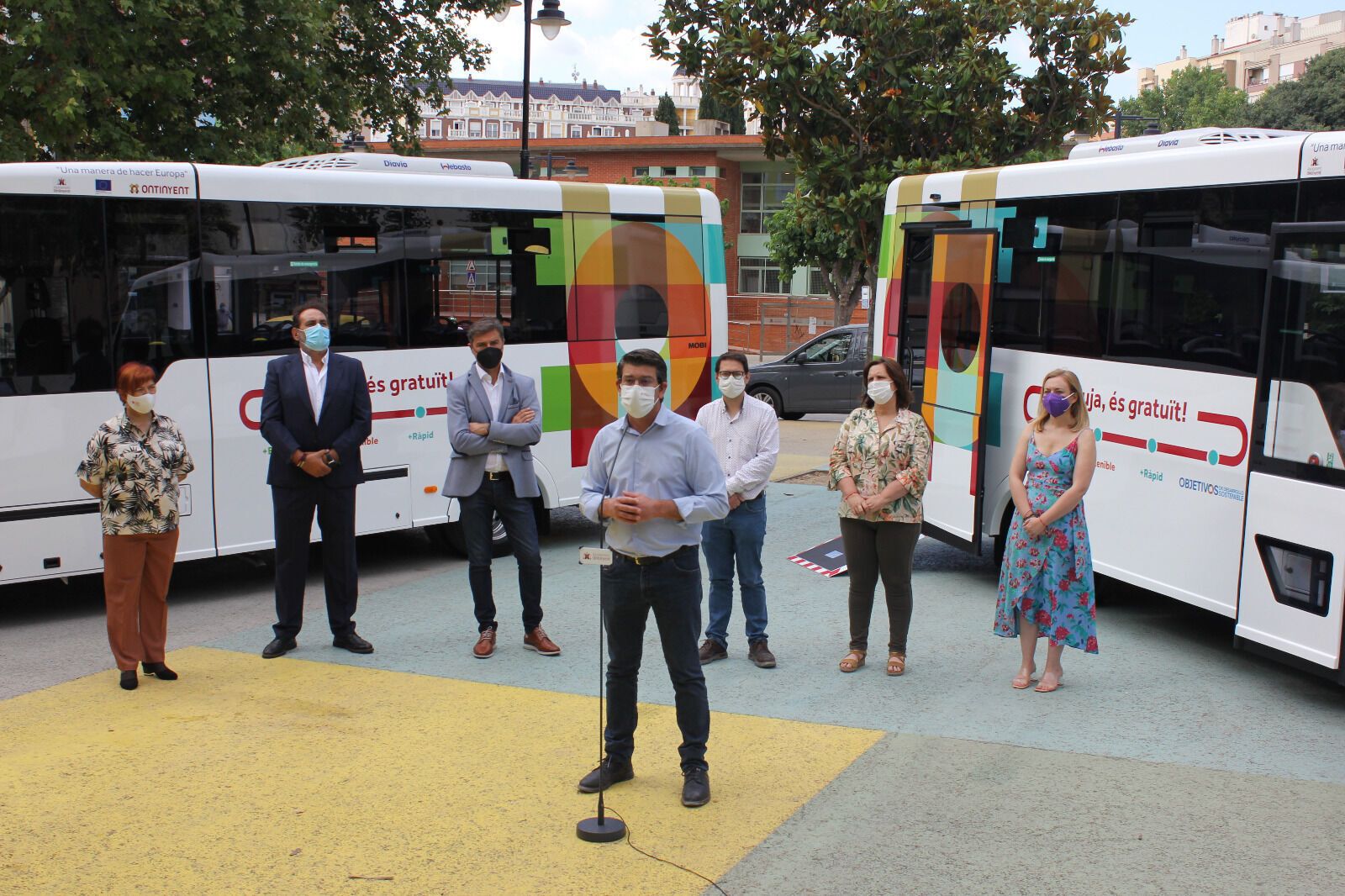 Jorge Rodríguez y su equipo de gobierno ante los autobuses municipales