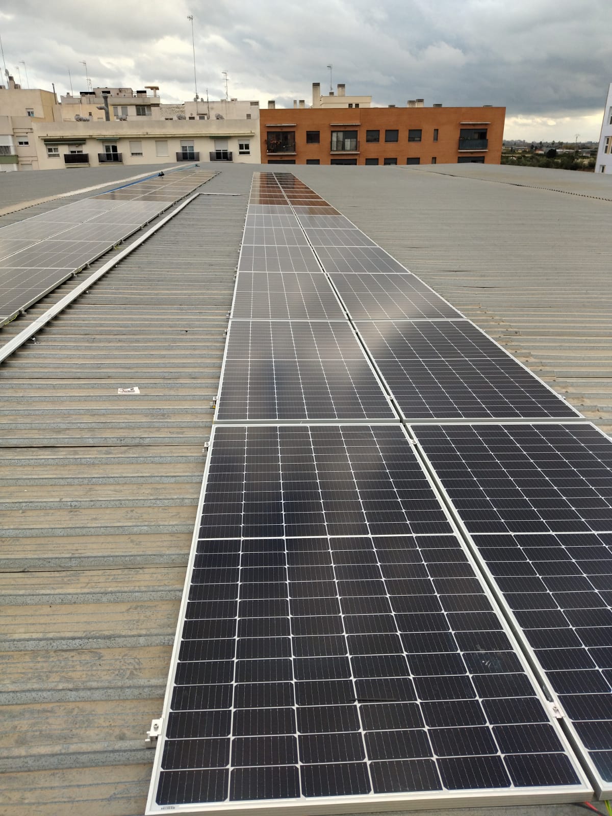 Placas solares instaladas en el edificio de la Policía Local de Sueca