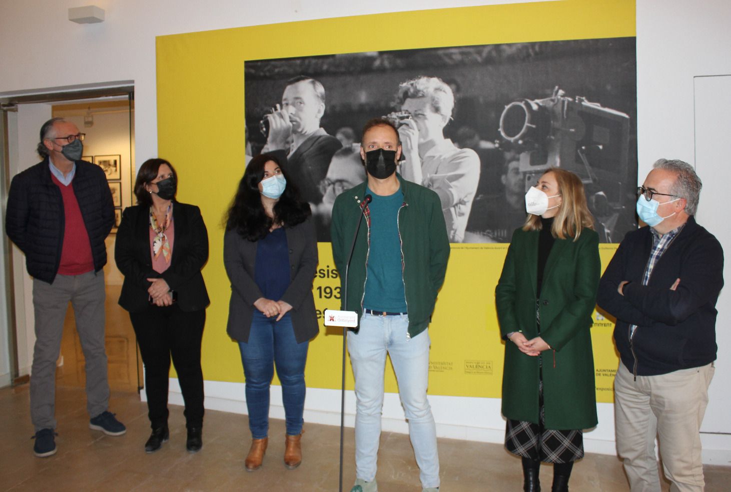 Asistentes a la exposición “Mujeres y resistencia. València, 1931-1939. Fotografías de Luis Vidal” en Ontinyent