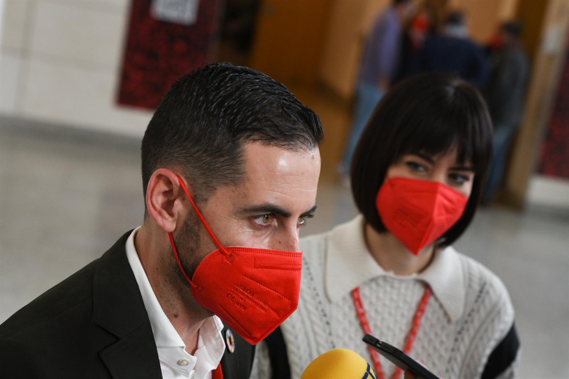 El nou secretari general del PSPV PSOE de la província de València, Carlos Fernández Bielsa, al costat de la Ministra de Ciència, Diana Morant