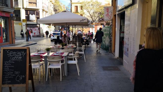 Taules de la terrassa d'un local de restauració ocupen la vorera al centre de València 