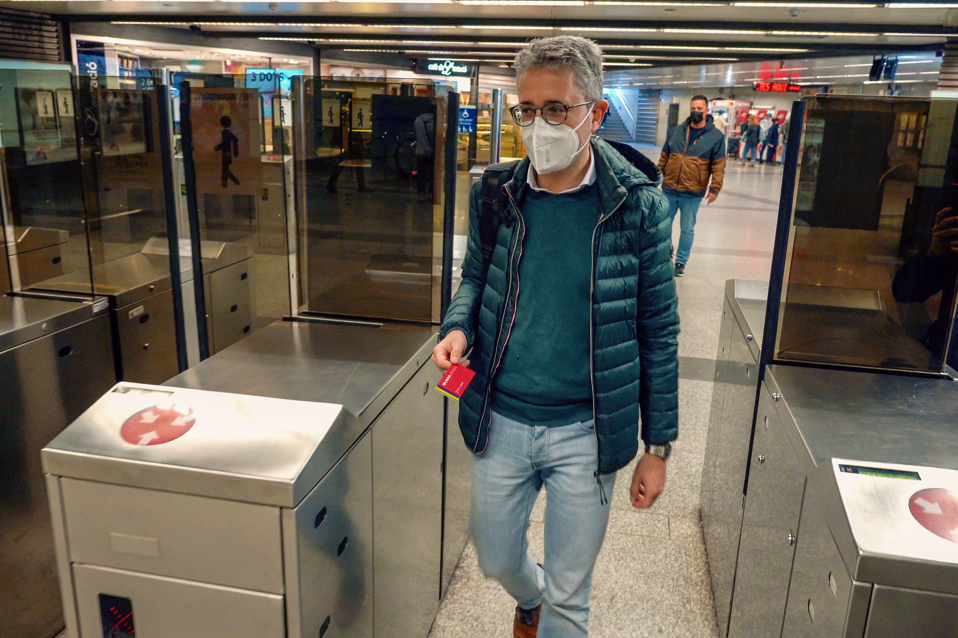 El conseller Arcadi España con la nueva tarjeta SUMA