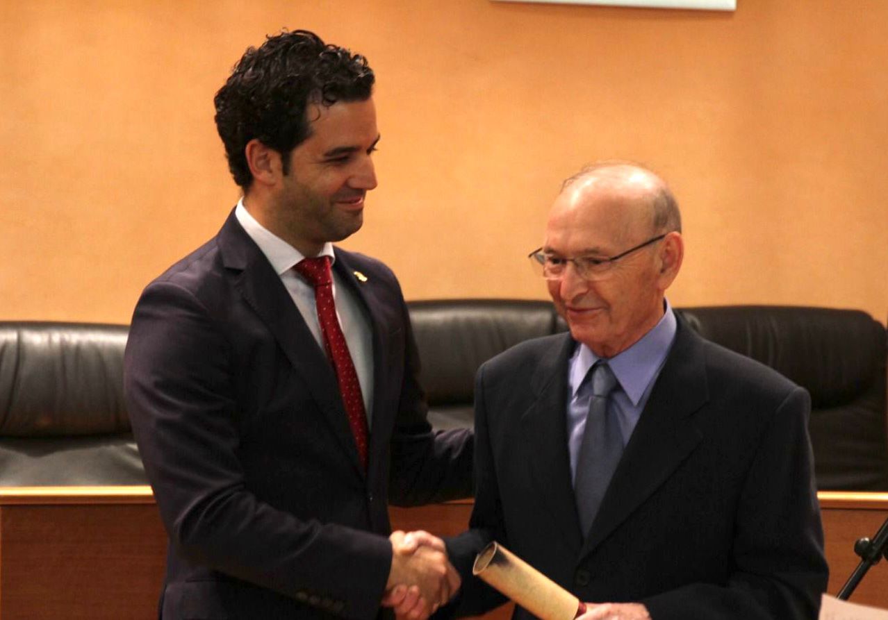 Domingo Rozalén recibiendo la Insignia de Oro de la Villa de Paterna en 2017 de manos del alcalde