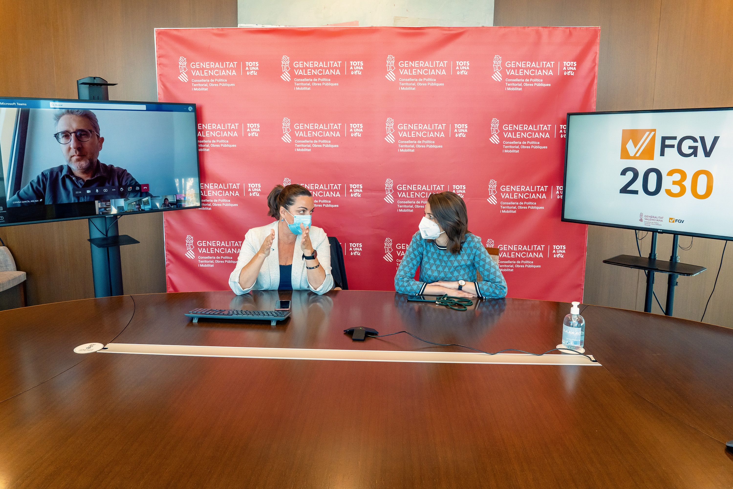 Reunión entre Arcadi España, María Pérez y Anaïs Menguzzato