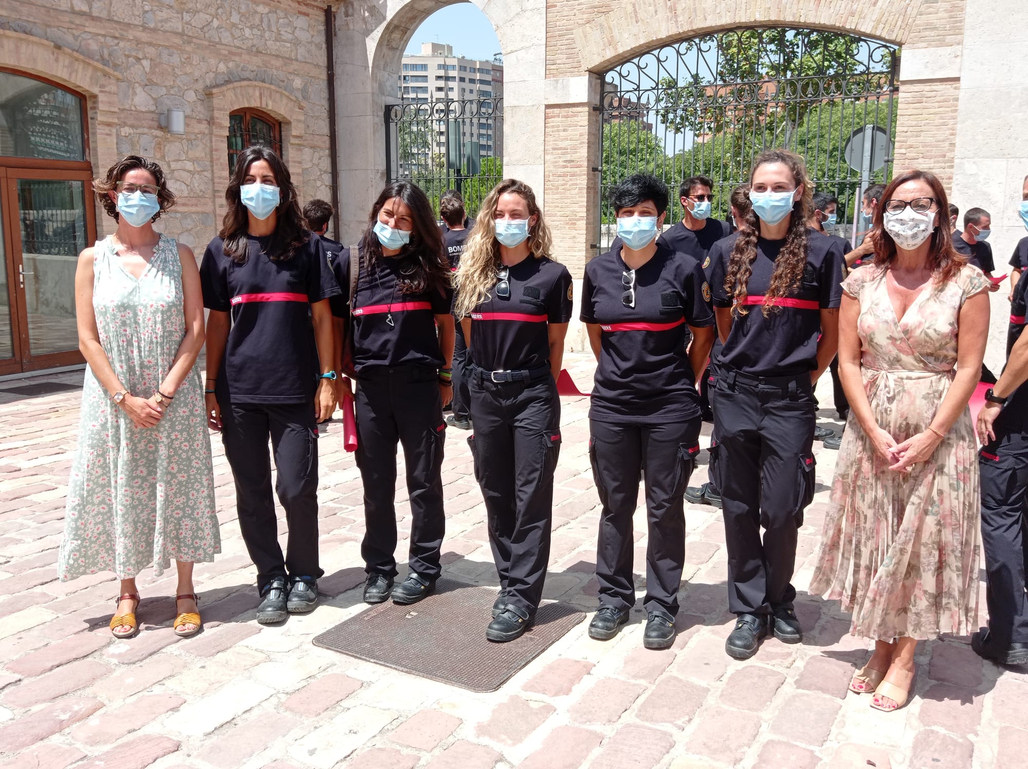 La presidenta del Consorci i vicepresidenta de la Diputació Maria Josep Amigó juntament amb cinc bomberes del Consorci Provincial