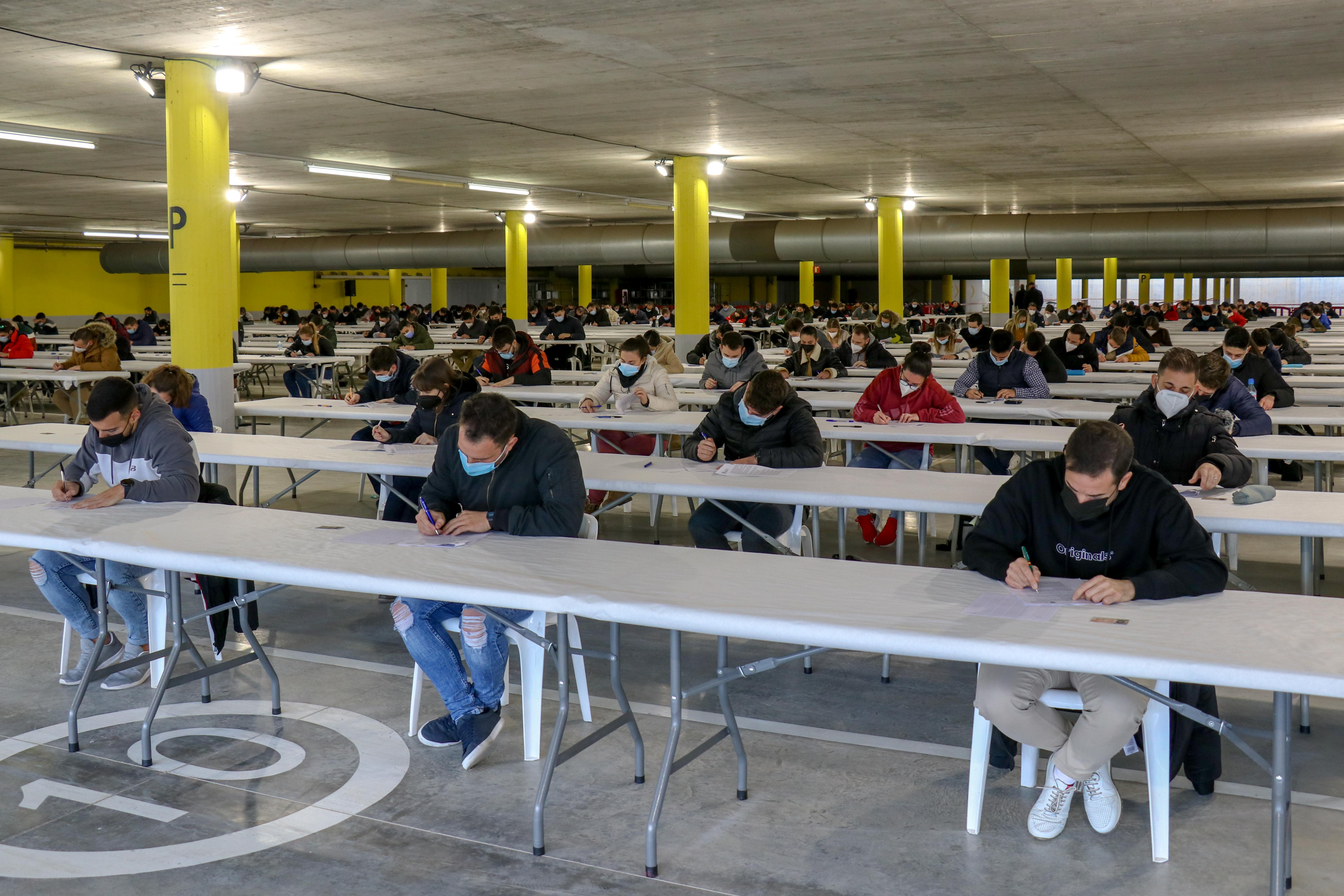 Aspirantes a Policía Local realizando el examen el pasado 26 de enero en Torrent