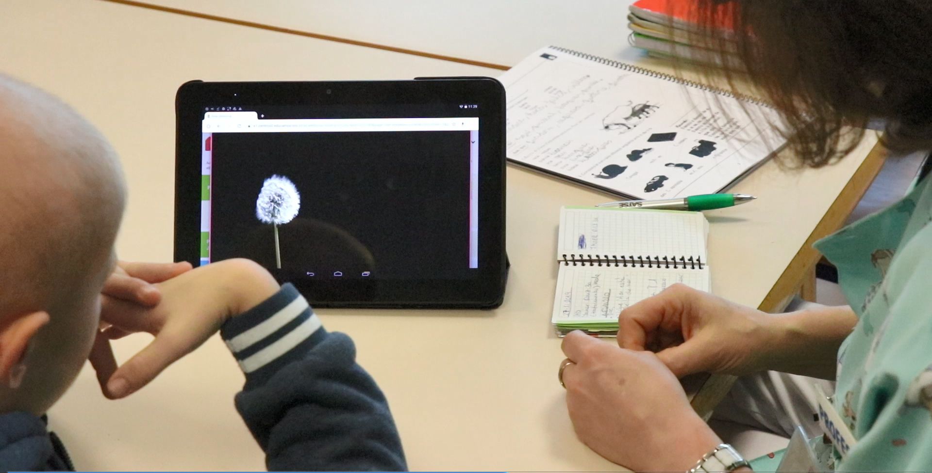 Una doctora d'oncologia pediàtrica junt amb un pacient infantil