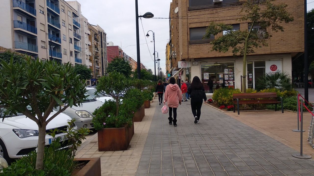 Gente paseando por una calle de Quart de Poblet