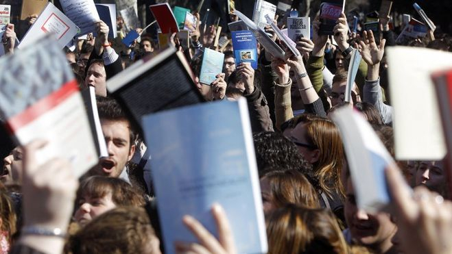 Los manifestantes portando libros durante las concentraciones. Imagen: Kai Fösterling