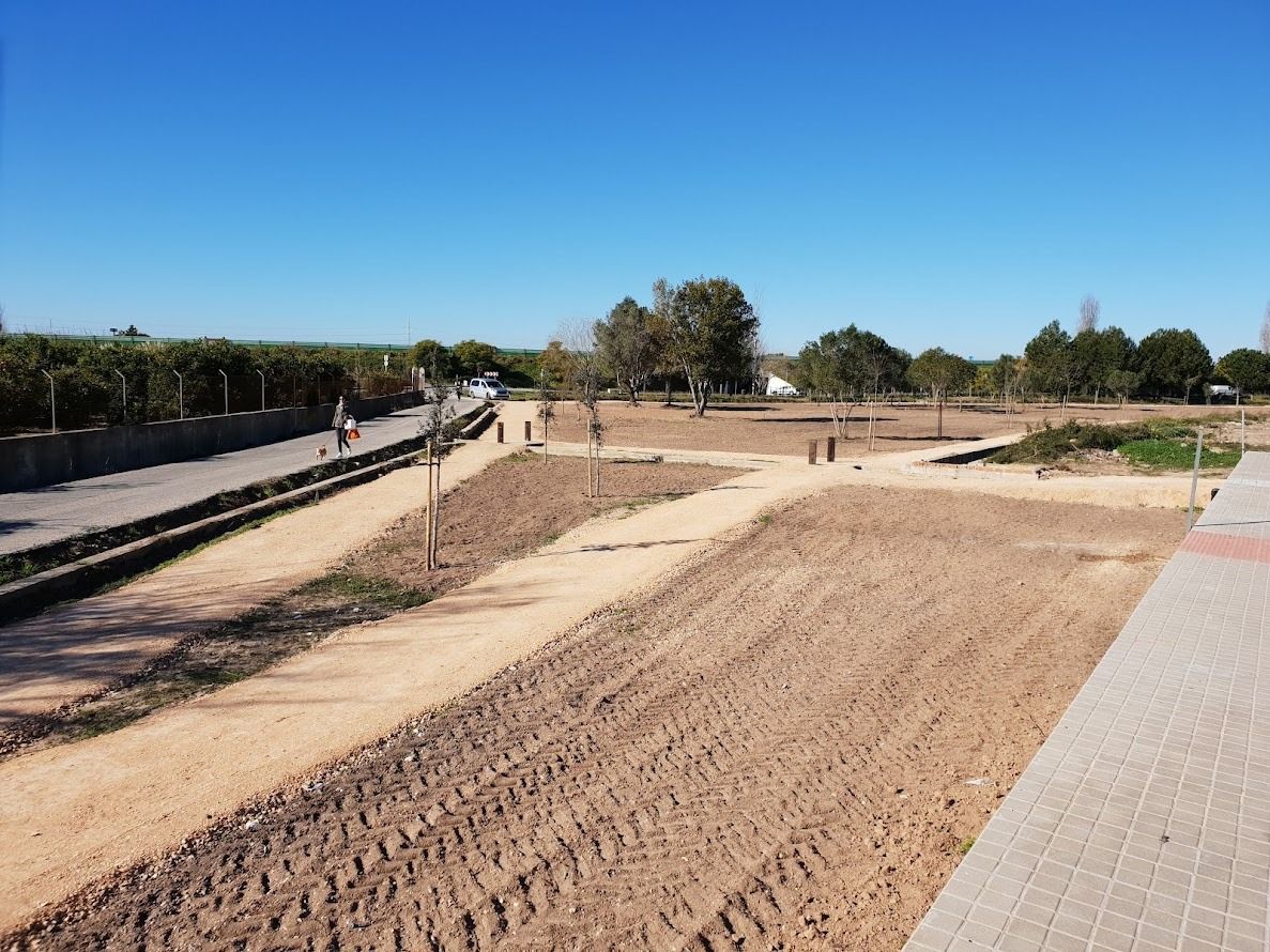 Zona degradada reconvertida en un espai verd junt a la Senda de les Vaques a Sueca