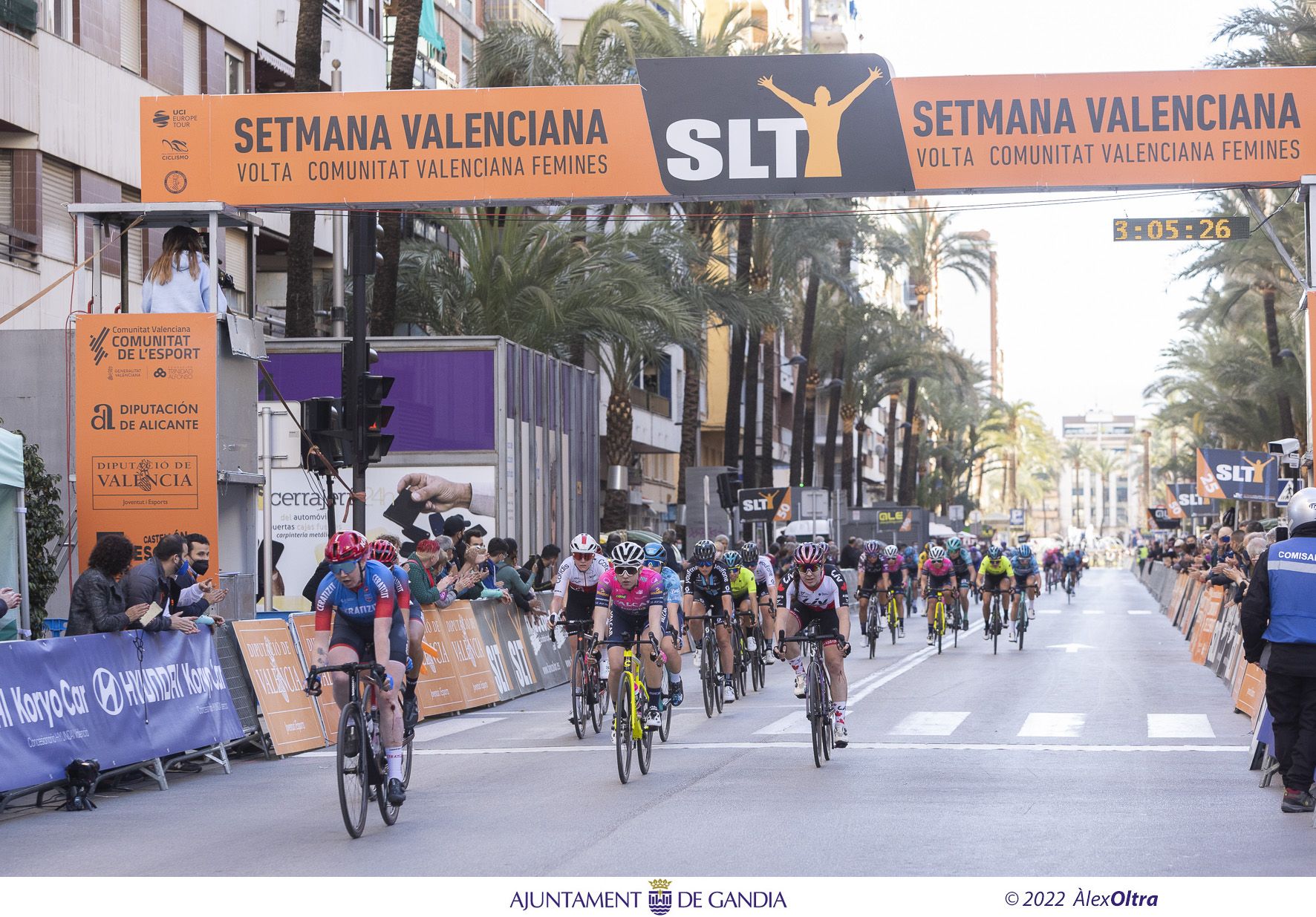 La Vuelta Ciclista Féminas a su paso por la ciudad de Gandía durante la primera etapa