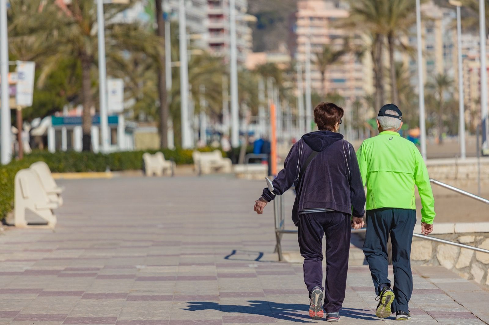 Dos personas mayores, en el paseo de Cullera