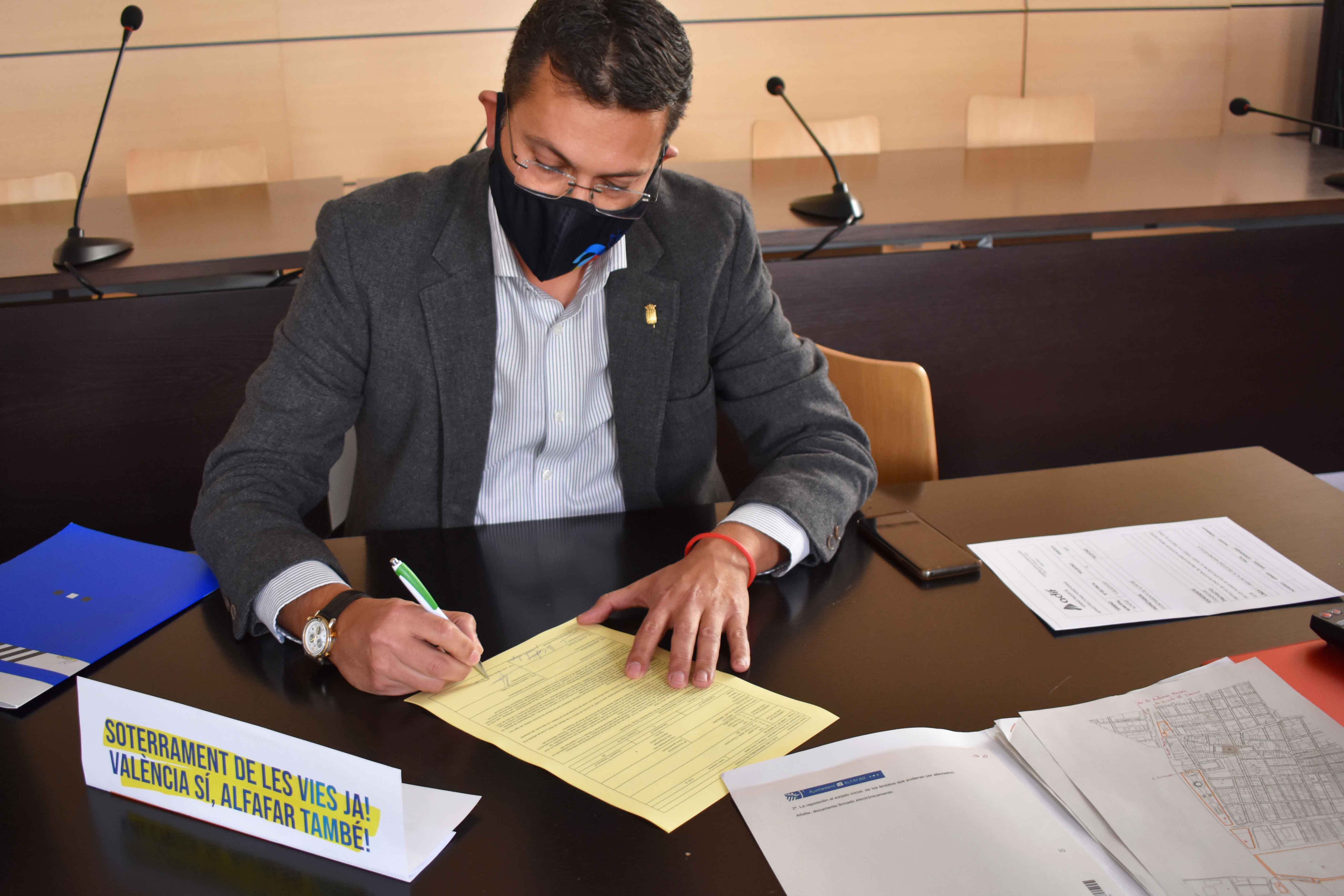 El alcalde de Alfafar, Juan Ramón Adsuara, durante la firma