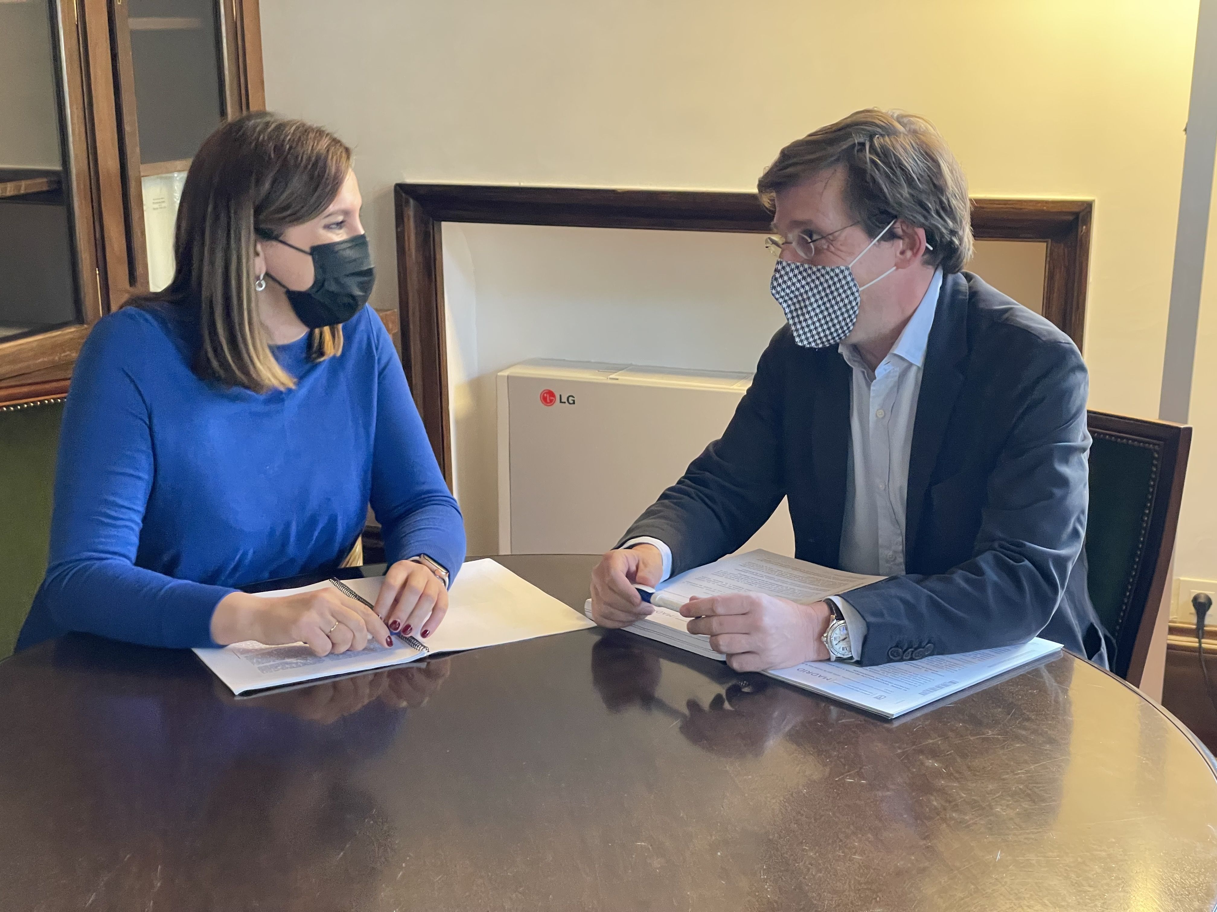 La portavoz del Grupo Municipal Popular de València, María José Catalá, en una reunión con el alcalde de Madrid, José Luis Martínez Almeida