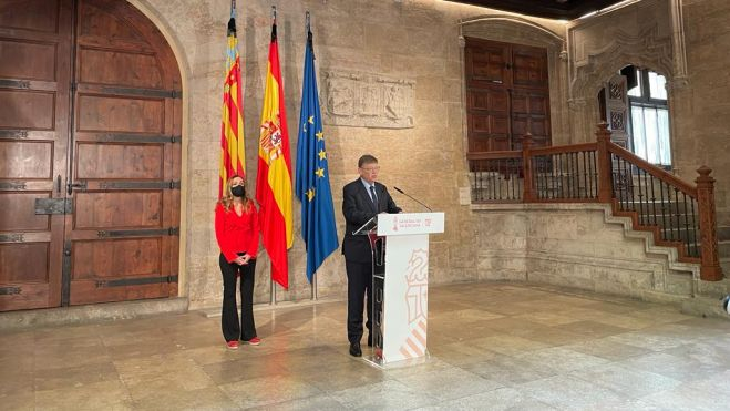 El president de la Generalitat, Ximo Puig, al costat de la secretària autonòmica de Salut Pública, Isaura Navarro