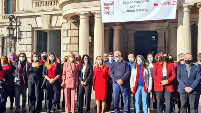 Gabriela Bravo, Mònica Oltra i l'alcalde Joan Ribó en l'acte organitzat per l'EVAP contra la bretxa salarial de gènere