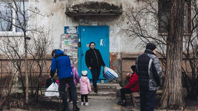 Una família trau les seues pertinences de la seua casa de Severodonetsk, després d'anunciar-se oficialment l'evacuació de la ciutat, a 24 de febrer de 2022, en Severodonetsk, Oblast de Lugansk (Ucraïna)