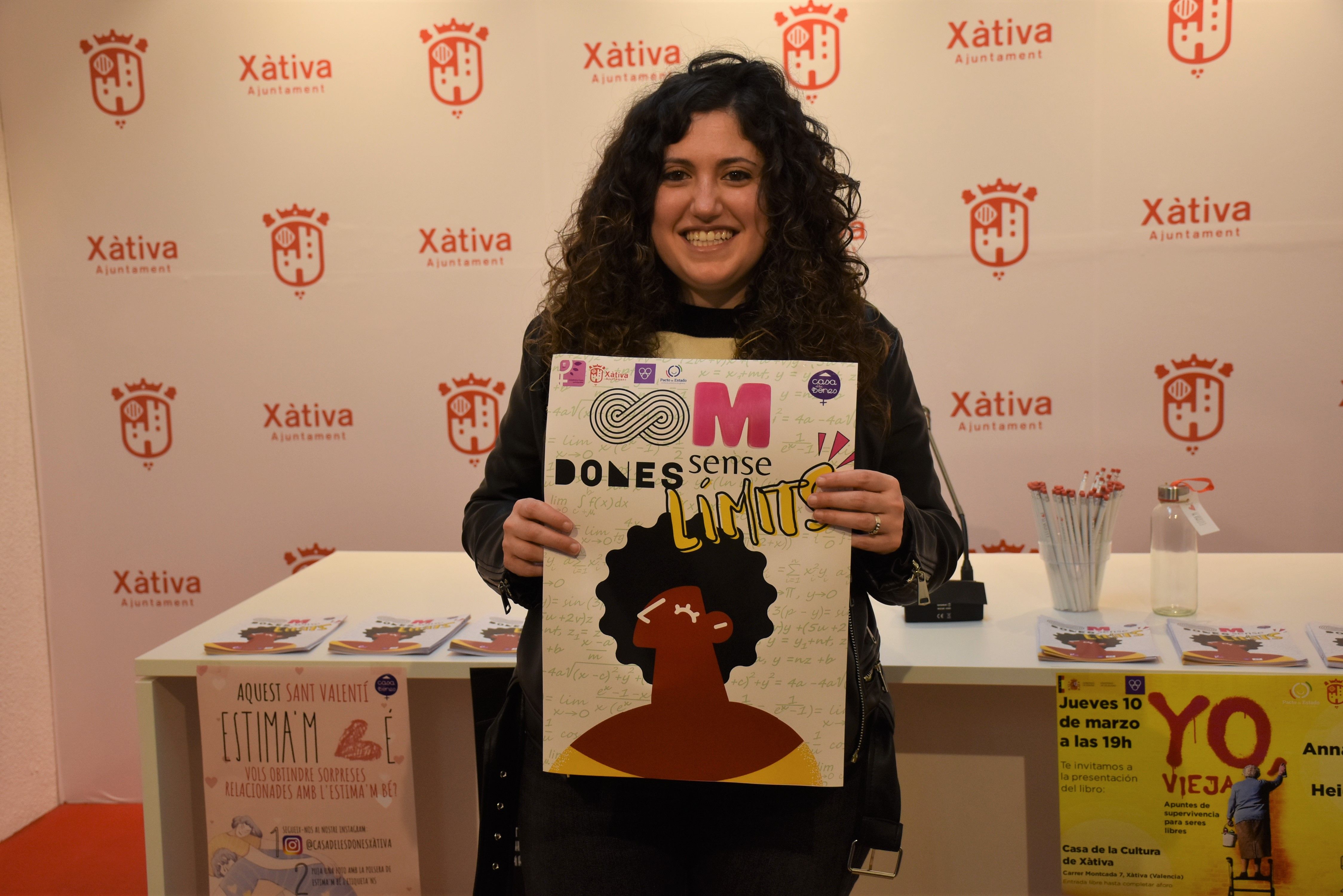 Lena Baraza, con el cartel del 8M de Xàtiva