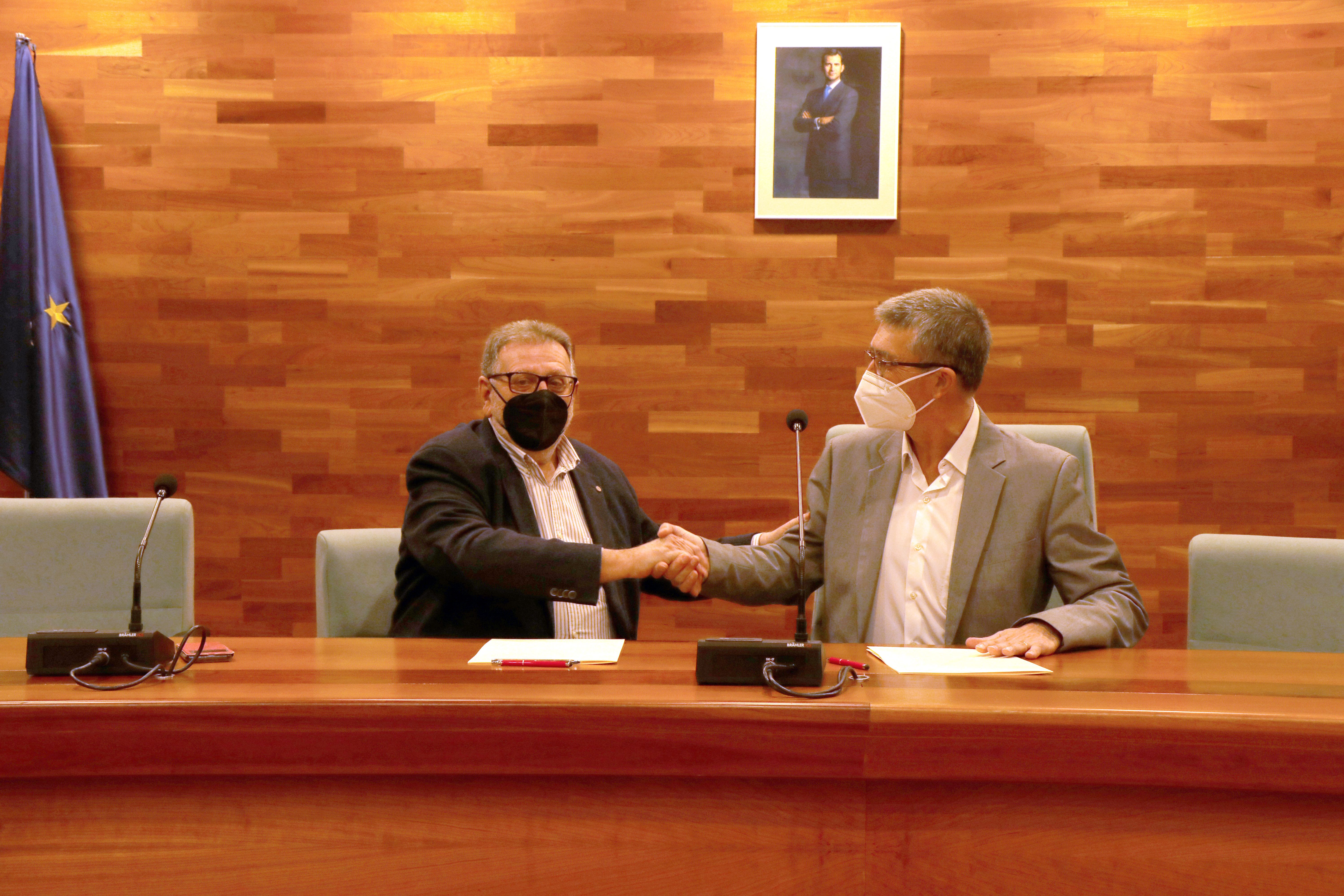 El conseller d'Economia Sostenible, Sectors Productius, Comerç i Treball, Rafa Climent, i l'alcalde de Torrent, Jesús Ros signen l'acord