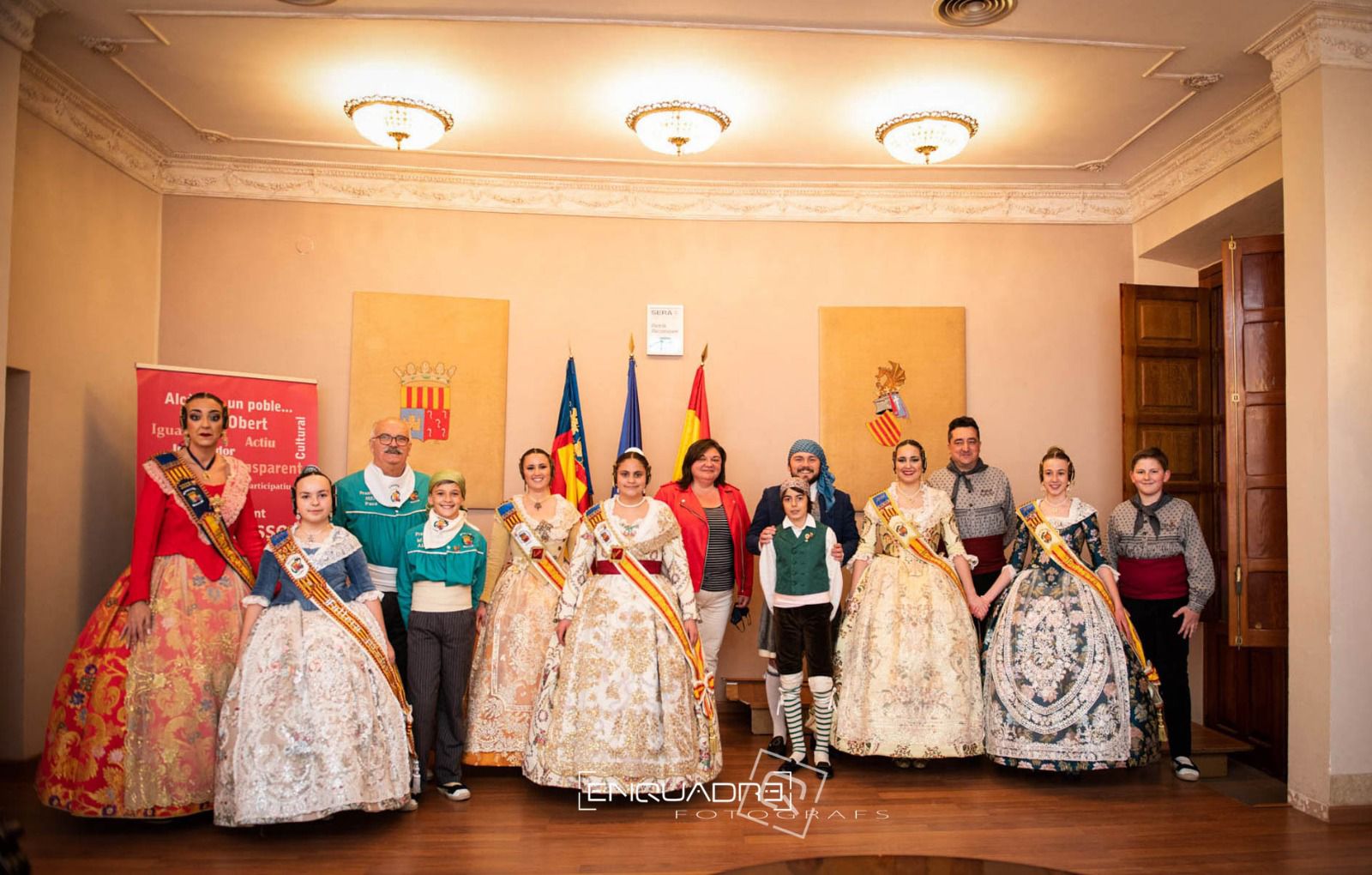 La alcaldesa Eva Zamora con los y las representantes de las comisiones falleras de Alcàsser