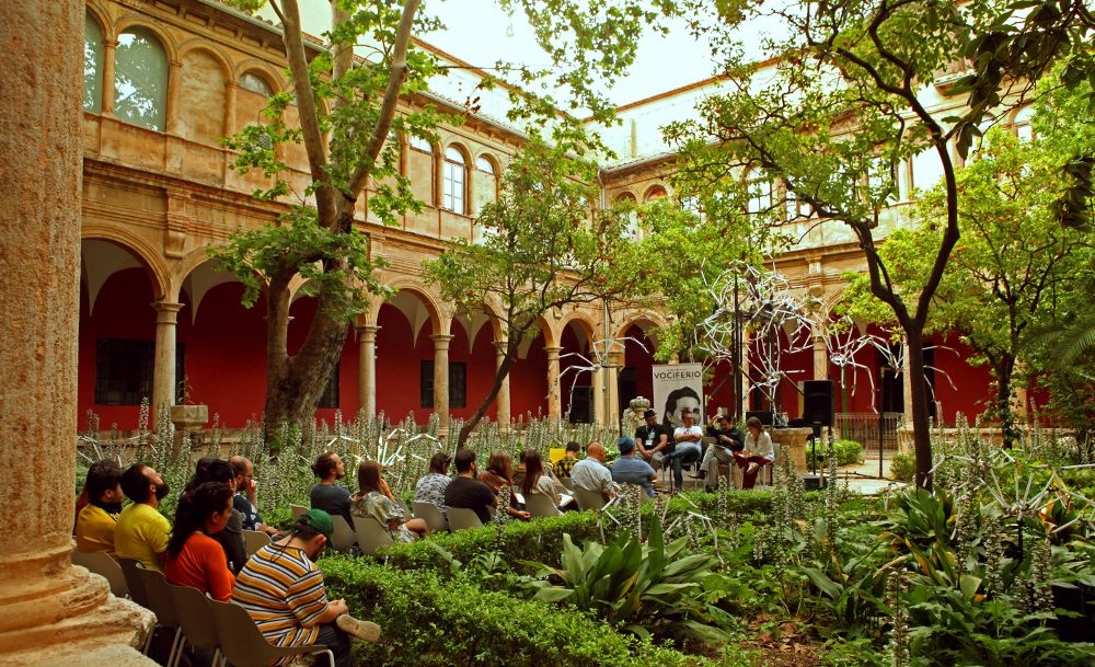 Assistents gaudeixen, en el claustre renaixentista del CCCC, d'una de les sessions de Vociferio