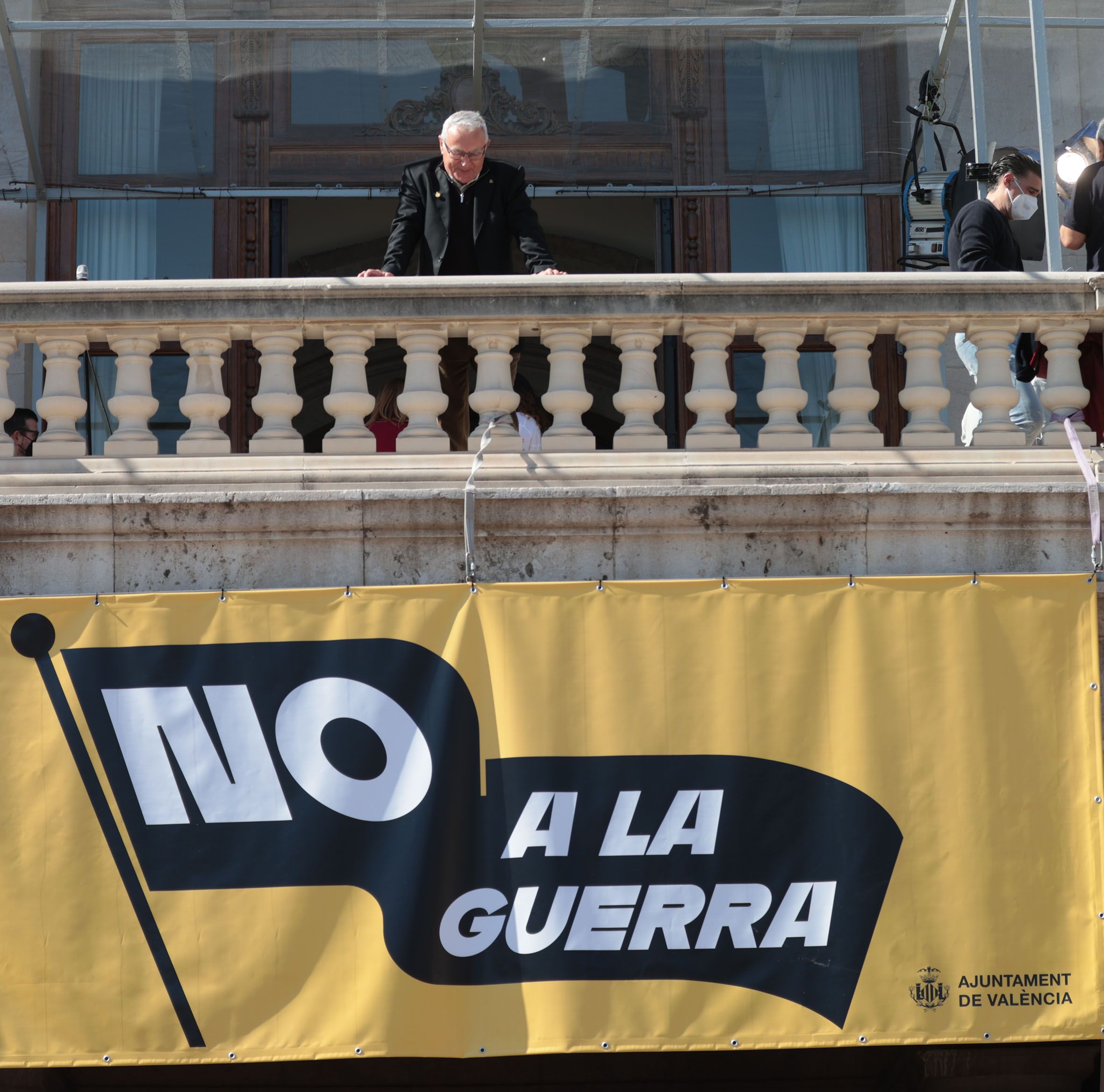 Cartell col·locat al balcó de l'Ajuntament amb el lema 'No a la guerra'