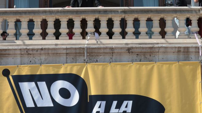 Cartell col·locat al balcó de l'Ajuntament amb el lema 'No a la guerra' Cartell col·locat al balcó de l'Ajuntament amb el lema 'No a la guerra'