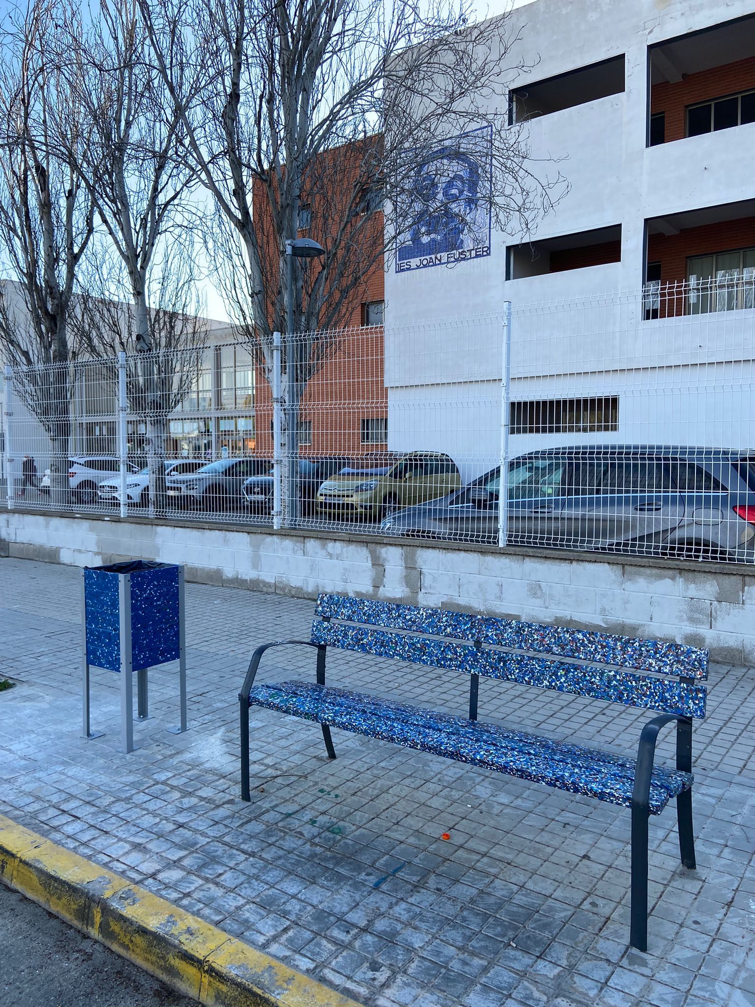 Paperera i banc fabricat amb material reciclable