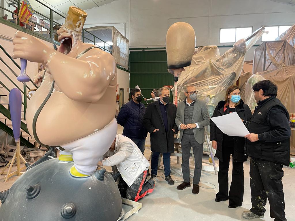 La Síndica y Secretaria General del Partido Popular de la Comunitat Valenciana, María José Catalá, en su visita al taller de un artista fallero 